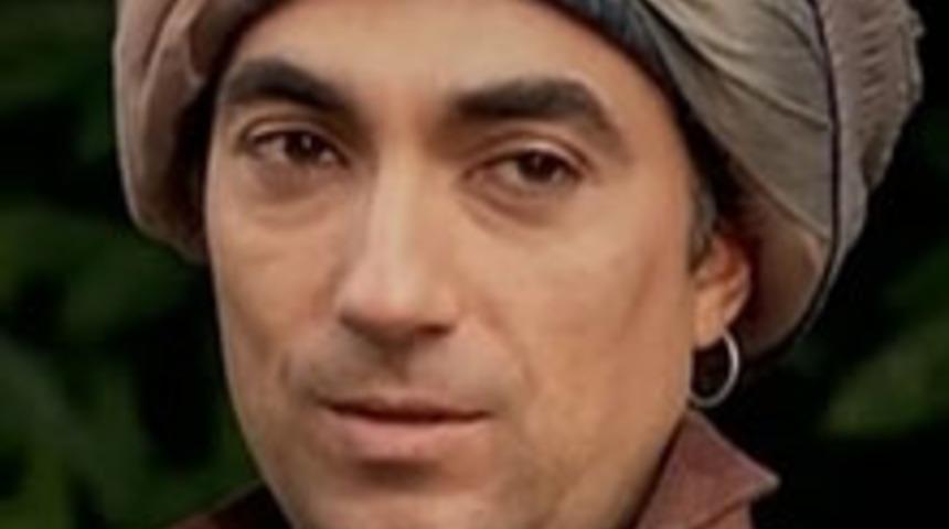 Etrafı Kadınlarla &Ccedil;evrili