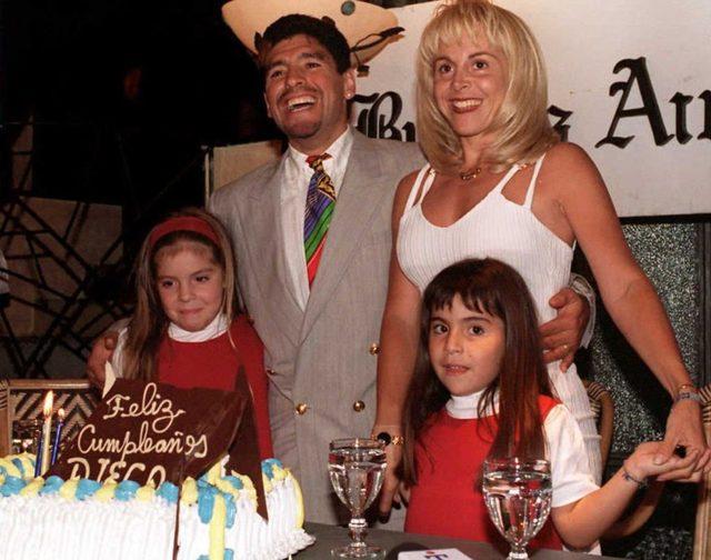 Arjantinli futbol yıldızı Diego Maradon, Buenos Aires'te 35. yaş gününü kutlamak için eşi Claudia ve iki kızı Giannina (solda) ve Dalma (Sağda) ile birlikte poz veriyor.