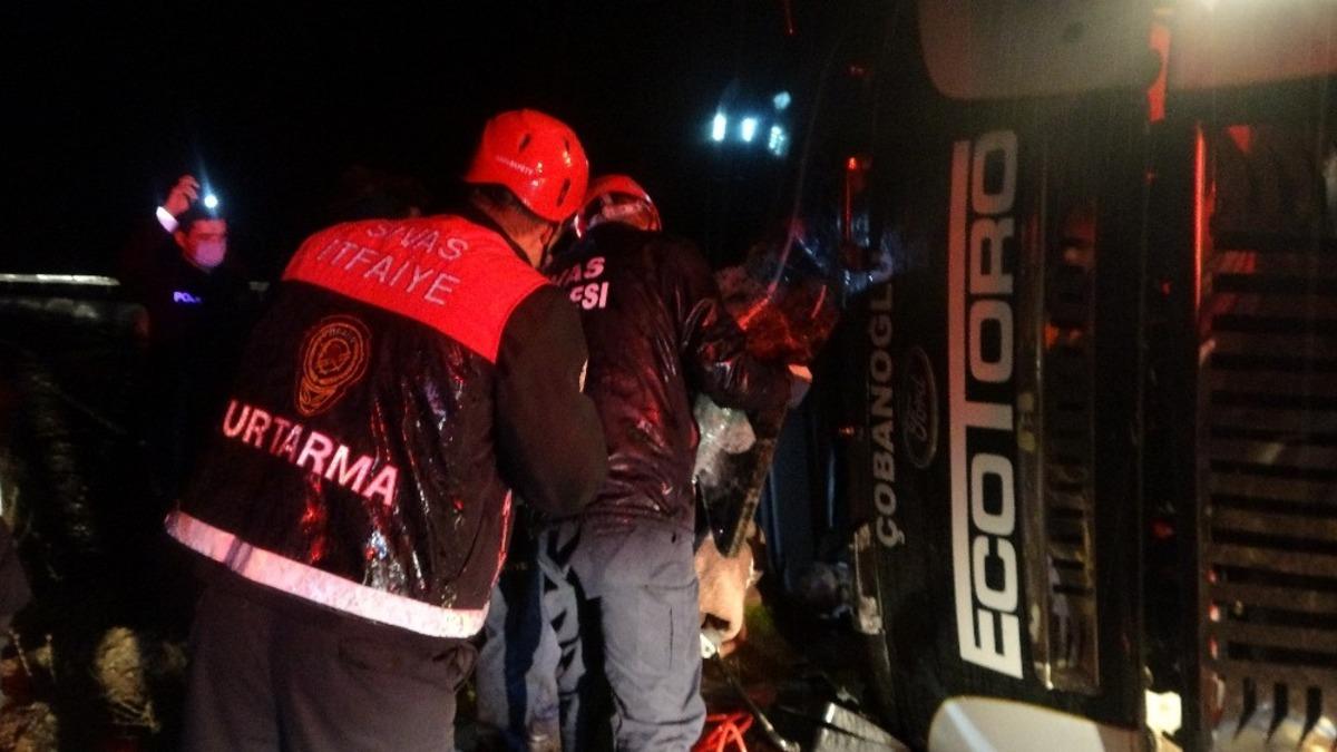 Sivas&rsquo;ta kamyon yan yattı, ara&ccedil; i&ccedil;erisinde sıkışan s&uuml;r&uuml;c&uuml; g&uuml;&ccedil;l&uuml;kle kurtarıldı