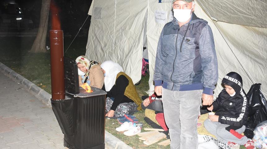 İzmir'de depremzedeler geceyi ateş başında geçiriyor
