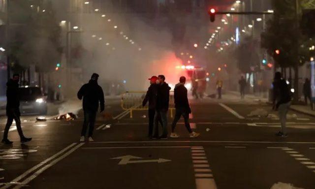 Salgın nedeniyle uygulanan kısıtlamalar Madrid'de protesto edildi