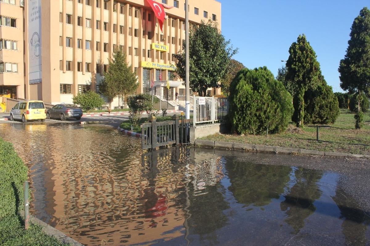 Su borusu patladı, PTT Başm&uuml;d&uuml;rl&uuml;ğ&uuml; &ouml;n&uuml; g&ouml;le d&ouml;nd&uuml;