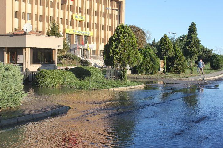 Su borusu patladı, PTT Başmüdürlüğü önü göle döndü G4