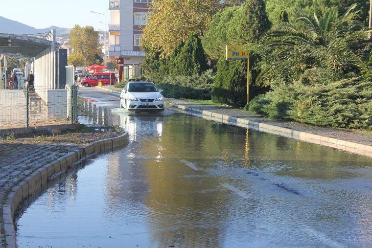 Su borusu patladı, PTT Başmüdürlüğü önü göle döndü G5