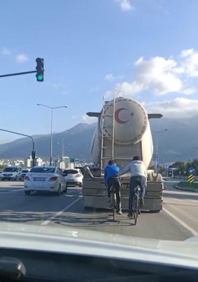 Bursa’da beton mikserinin arkasında tehlikeli yolculuk