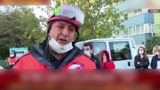 Minik Elif'in kurtarılma anını gözyaşları içinde anlattı, muhabir zor anlar yaşadı