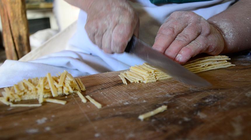 Kışın vazgeçilmez lezzeti: İşin ustasından erişte yapımı püf noktaları