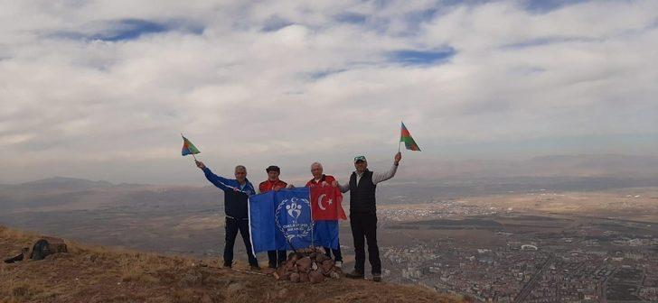 Zirveye Türkiye-Azerbaycan bayrağını astılar G2