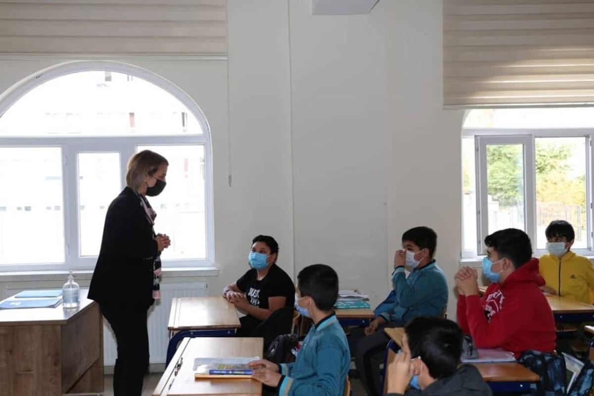 Vali Becel, haftaya okul ziyareti ile başladı