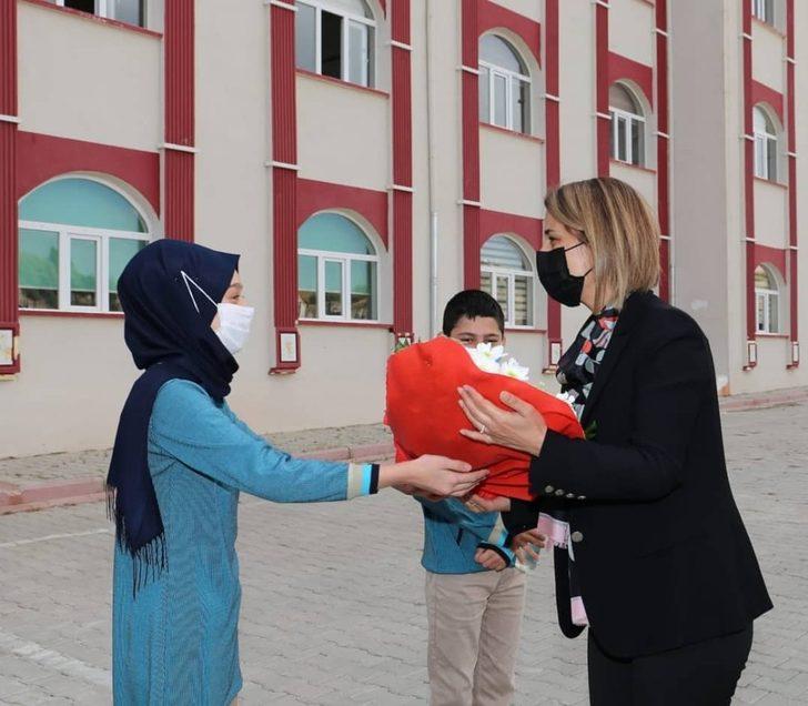 Vali Becel, haftaya okul ziyareti ile başladı G2