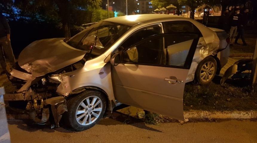 Kontrolden &ccedil;ıkan otomobil duvara &ccedil;arparak durabildi