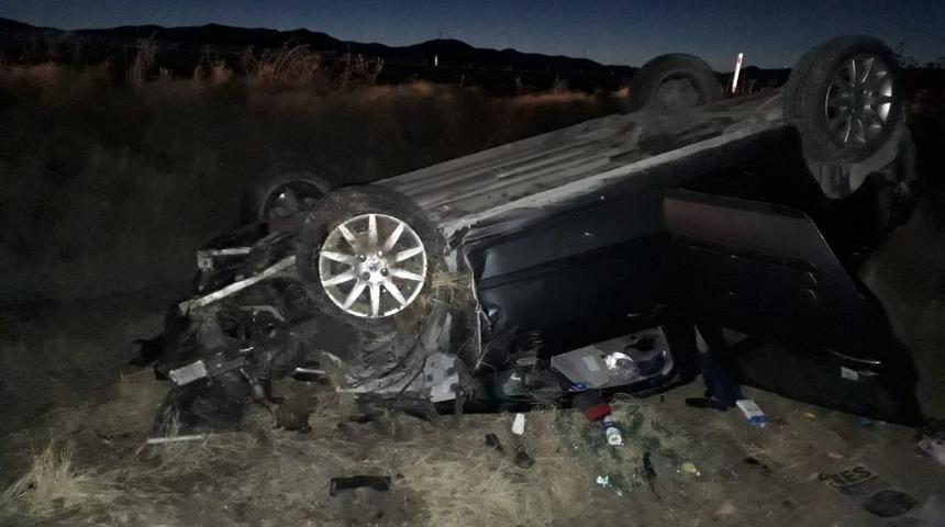 Takla atıp şarampole devrilen otomobil s&uuml;r&uuml;c&uuml;s&uuml;n&uuml; itfaiye kurtardı