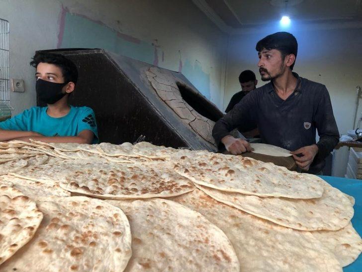 Suriye ekmeğini üreterek geçimini sağlıyor G1