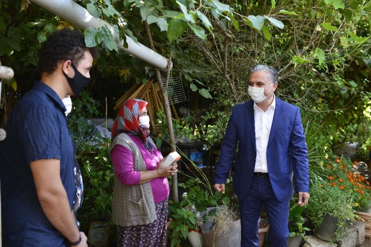 Muratpaşa, kendi &uuml;rettiği 13 bin paket unu il&ccedil;e sakinleriyle paylaşıyor