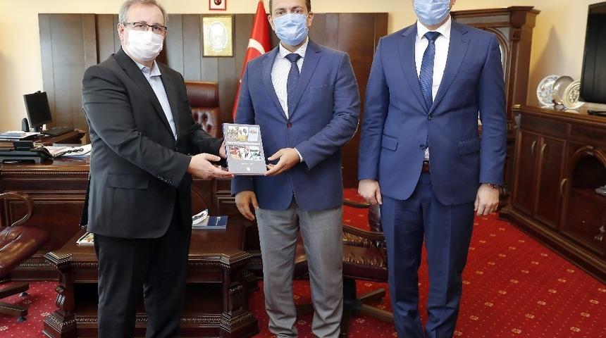 Dr. Öğr. Üyesi Taşkın, editörlüğünü yaptığı kitabı rektör Tabakoğlu’na takdim etti