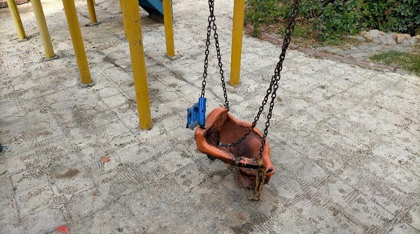 Parklara zarar verildi