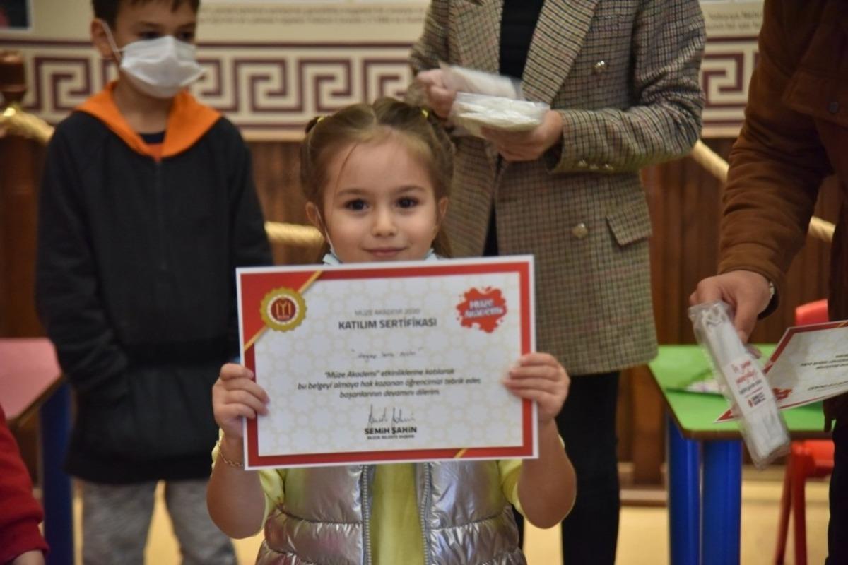 &Ccedil;ocuklar seramik at&ouml;lyesinde h&uuml;nerlerini sergiledi