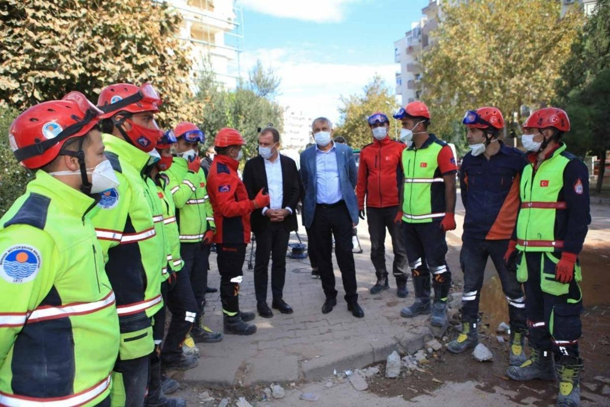 Karalar: "İzmir&rsquo;de siyaset yok, yaraları sarma, acıları paylaşma var"