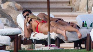 Bebe Rexha sevgilisine sarılmaya doyamadı