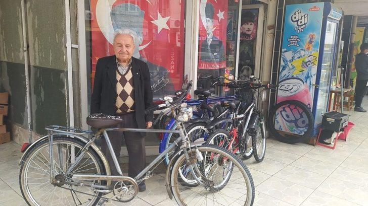 66 yıldır aynı bisikletiyle işe gelip gidiyor G3