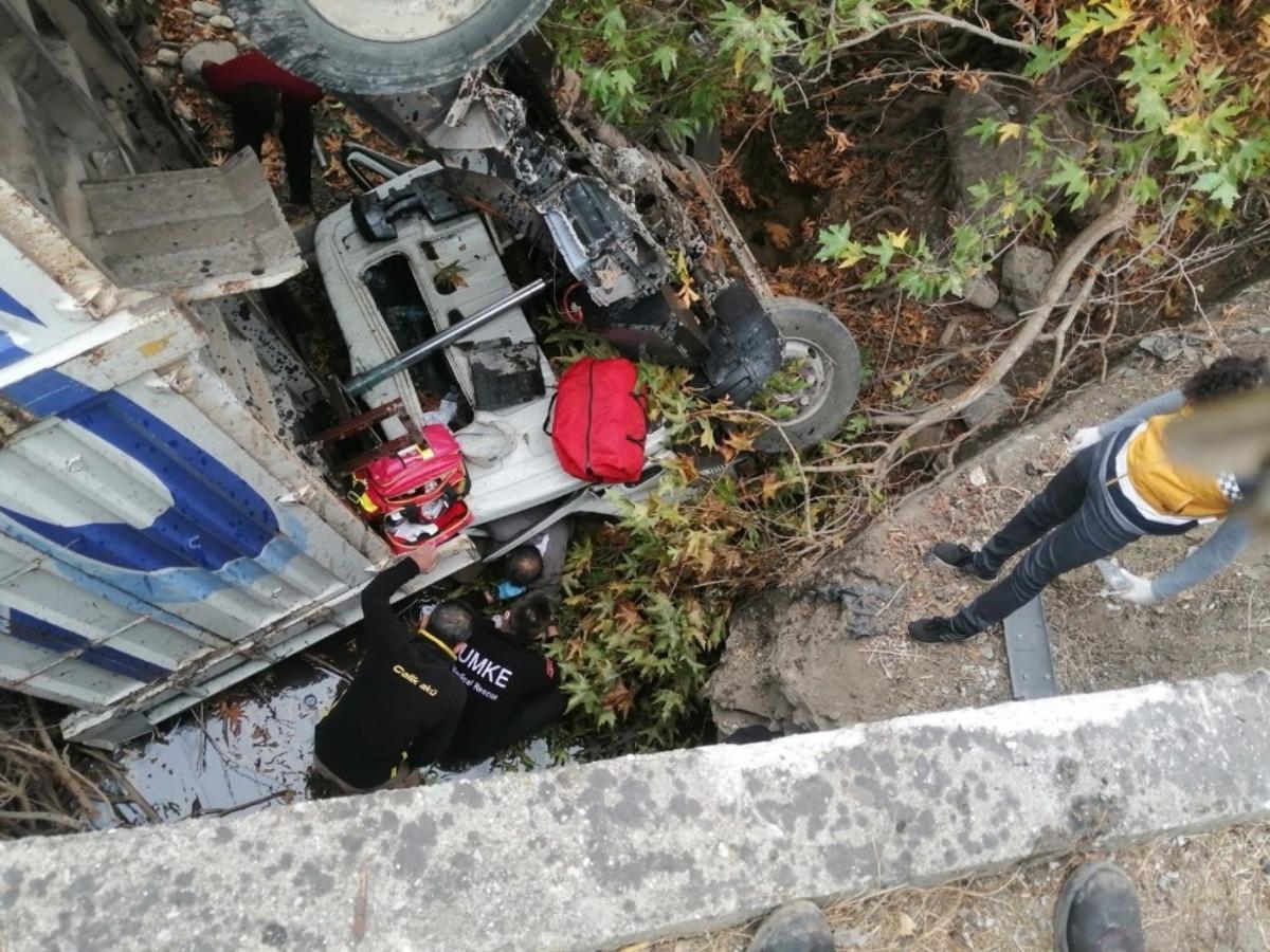 Siirt&rsquo;te kamyon k&ouml;pr&uuml;den yuvarlandı: 1 yaralı