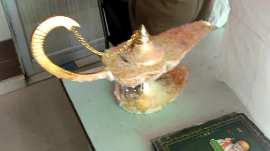 Bir doktor Alaaddin'in sihir lambasını 'ciniyle birlikte' satın aldı