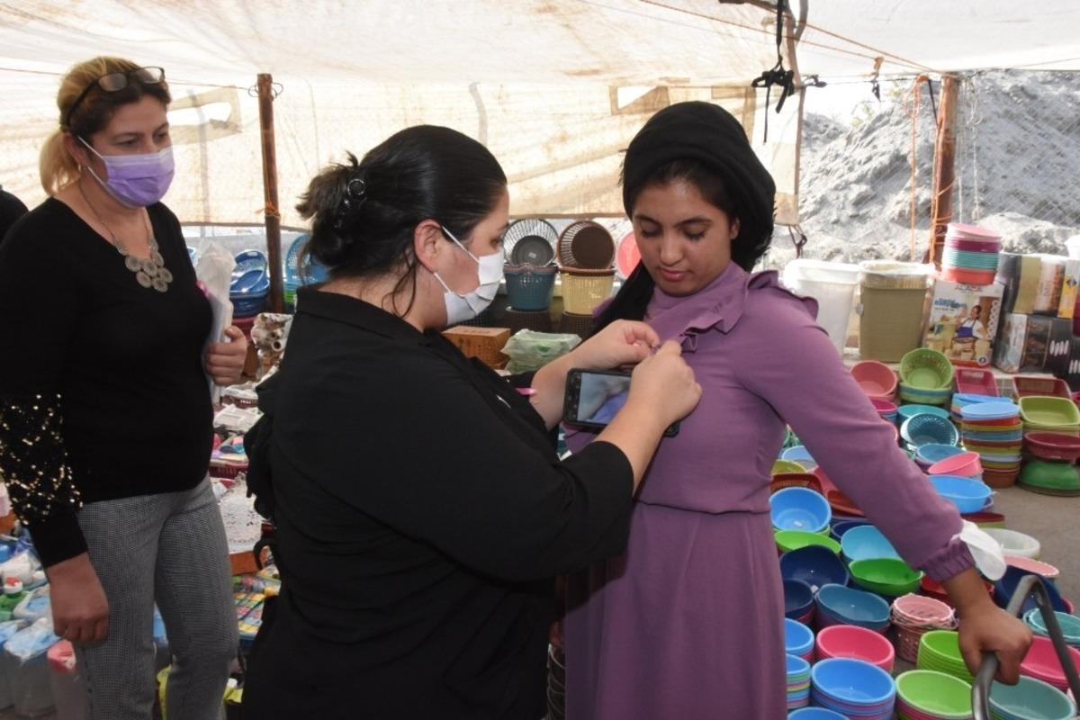 Ceyhan&rsquo;da kadınlara pembe kurdele dağıtıldı