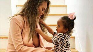 Chrissy Teigen kaybettiği bebeğinin adını dövme yaptırdı 