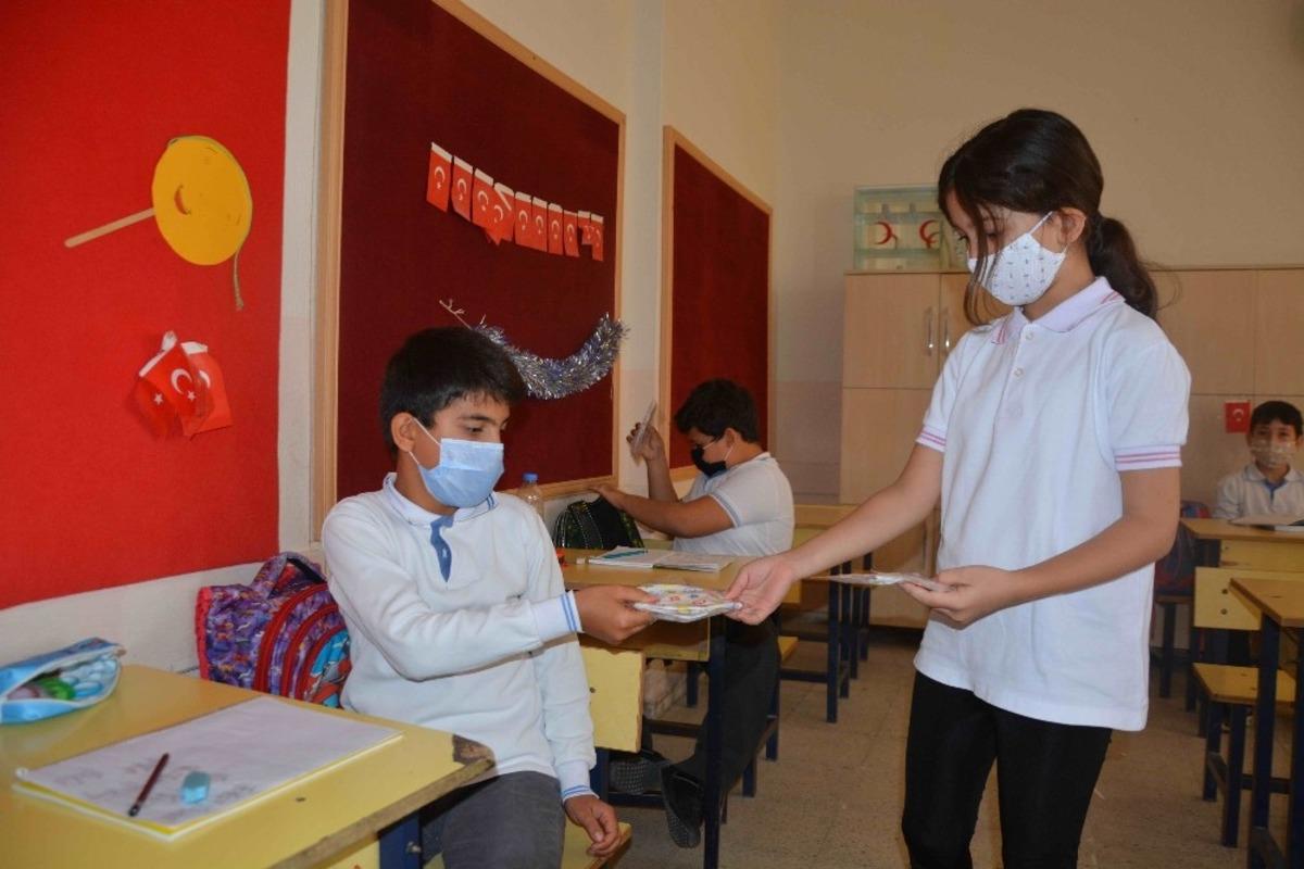 Pandemi s&uuml;recinde babaannesinden &ouml;ğrendi, arkadaşları i&ccedil;in maske dikti