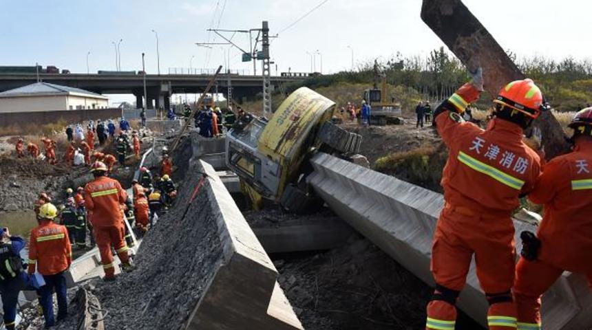 &Ccedil;in'de k&ouml;pr&uuml; yıkıldı: 7 &ouml;l&uuml;, 5 yaralı