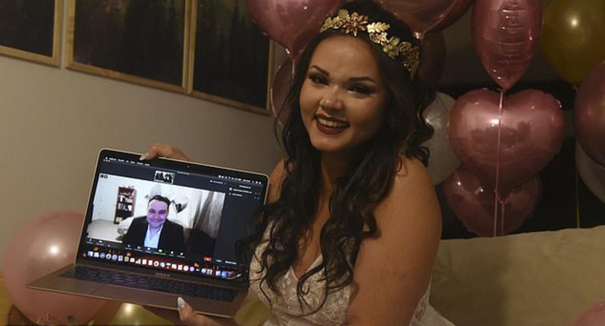 D&uuml;nyanın yasal ortamda ilk sanal evliliği!