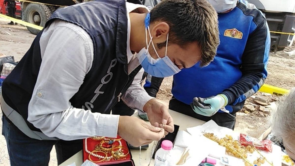 Manisa İtfaiyesinden İzmir&rsquo;de insanlık &ouml;rneği