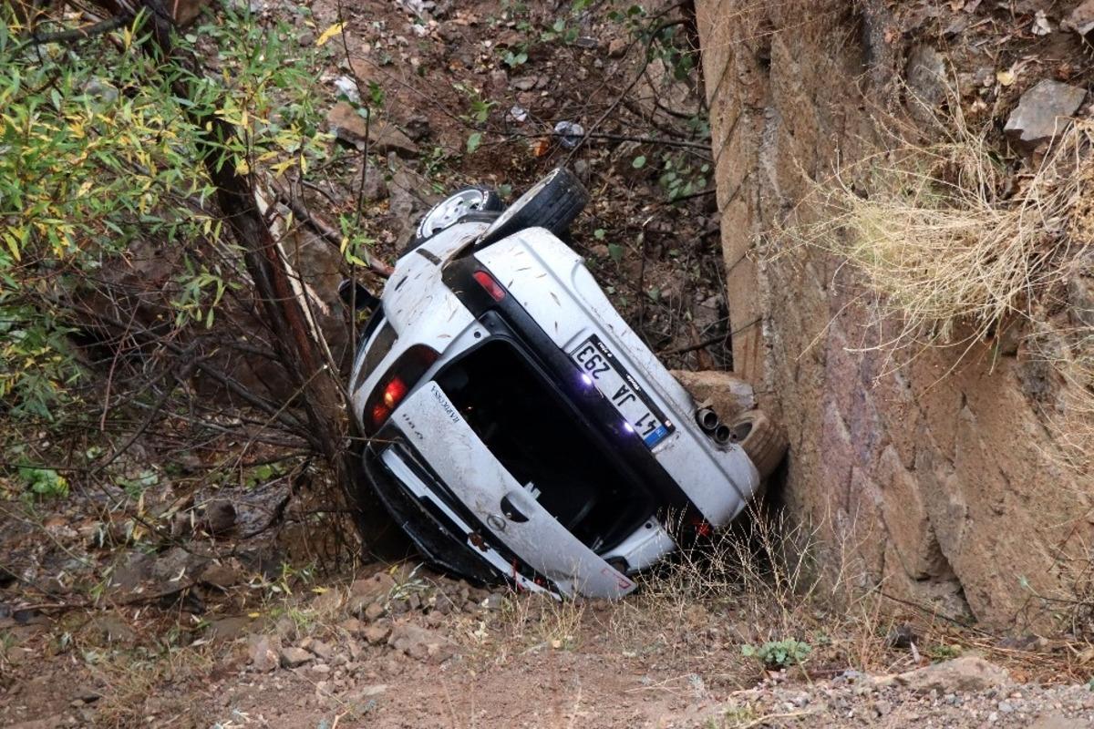 Otomobil k&ouml;pr&uuml;den yuvarlandı: 4 yaralı