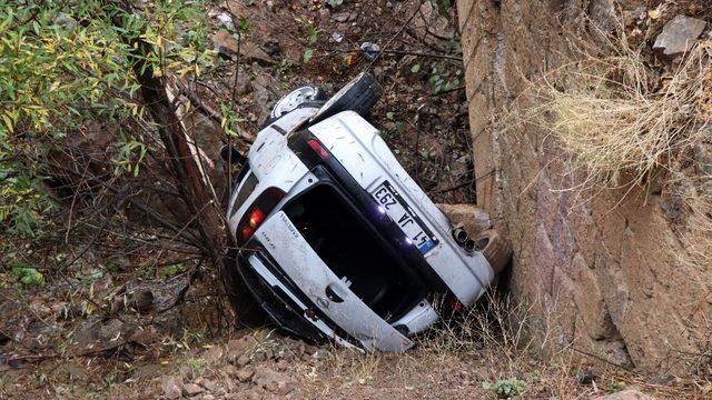 Otomobil köprüden yuvarlandı: 4 yaralı