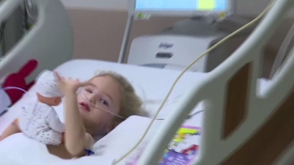 Enkazdan 65 saat sonra &ccedil;ıkarılan Aydınlı Elif Bebek annesine el salladı