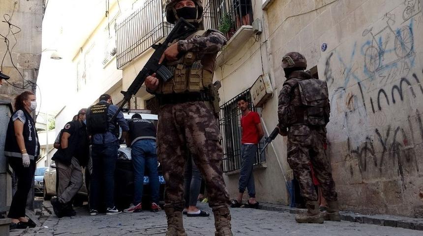 Denizli&rsquo;de aranan şahıslara y&ouml;nelik operasyon; 2 tutuklama