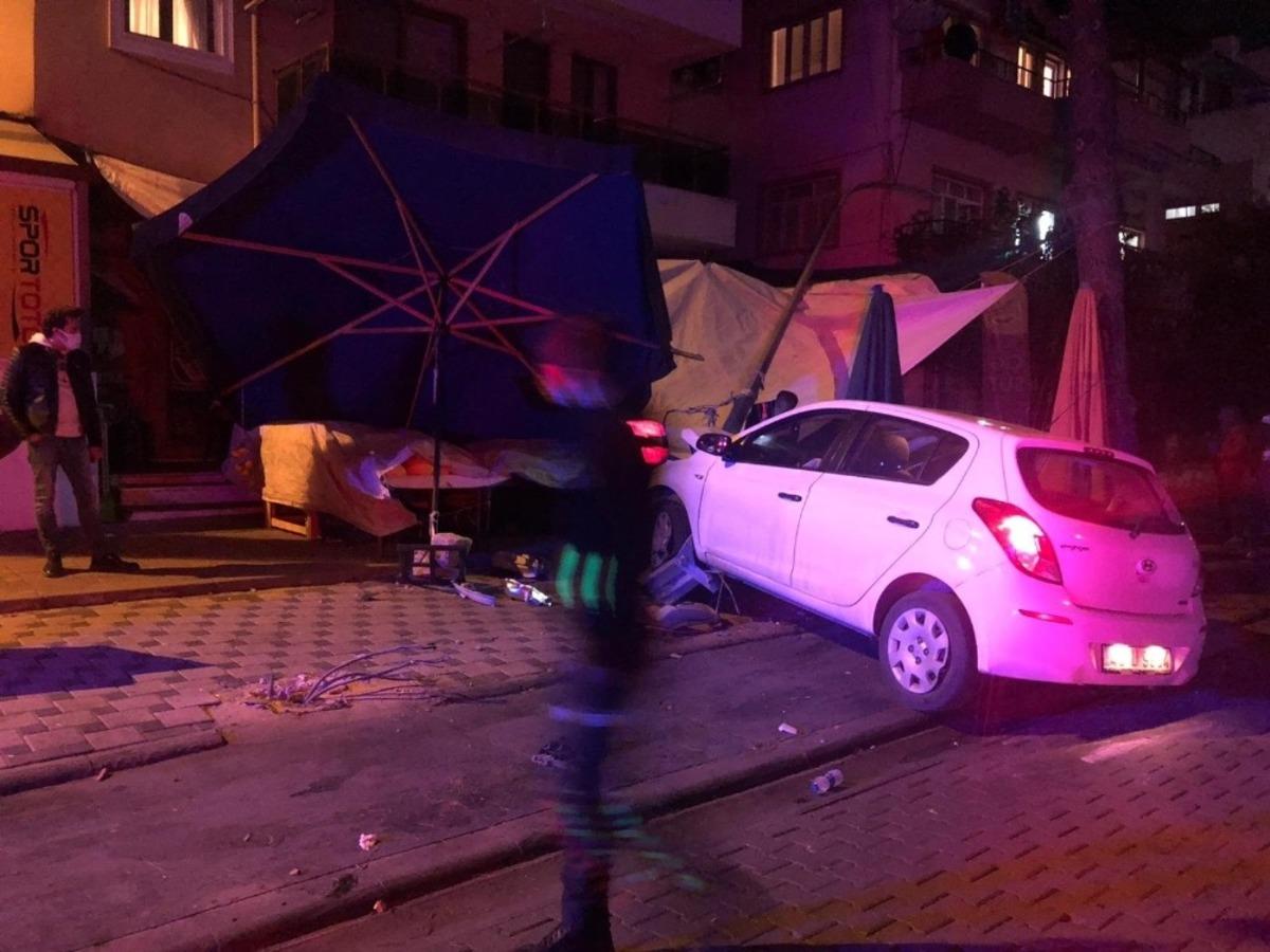 Milas&rsquo;ta meydana gelen trafik kazasında bir ara&ccedil; ortalığı savaş alanına &ccedil;evirdi, ara&ccedil; s&uuml;r&uuml;c&uuml;s&uuml; olay yerinden ka&ccedil;tı