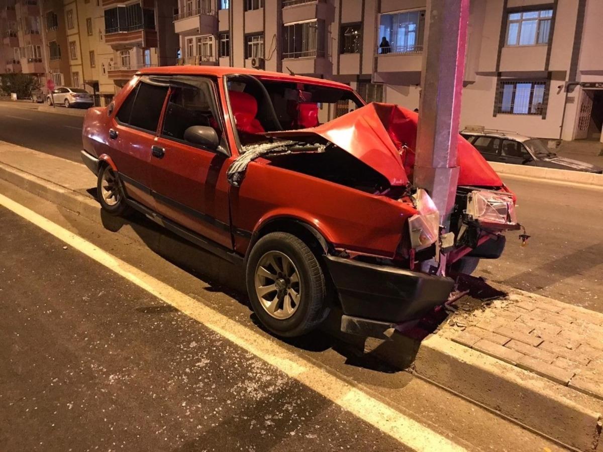 Otomobil direğe &ccedil;arptı: 2 yaralı