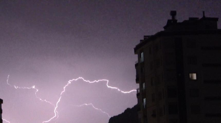 Adana’da şimşekler gökyüzünü aydınlattı