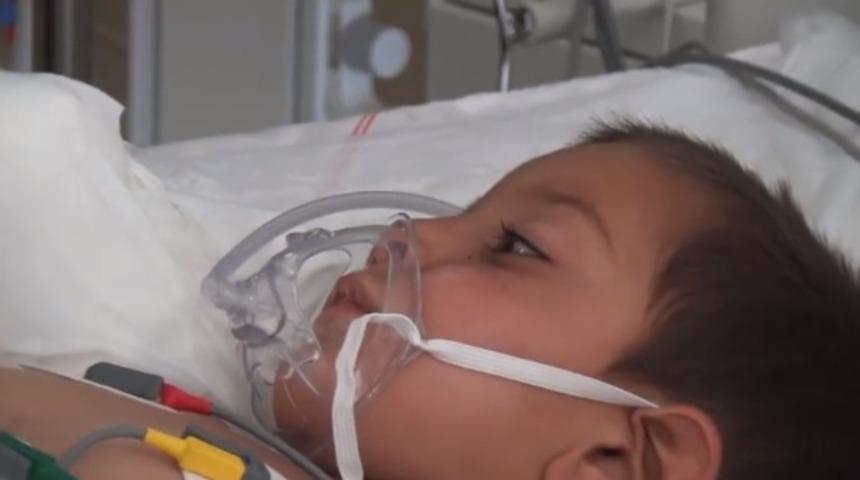 4 yaşındaki İsmail'in kopan kolu Kayseri Şehir Hastanesinde dikildi