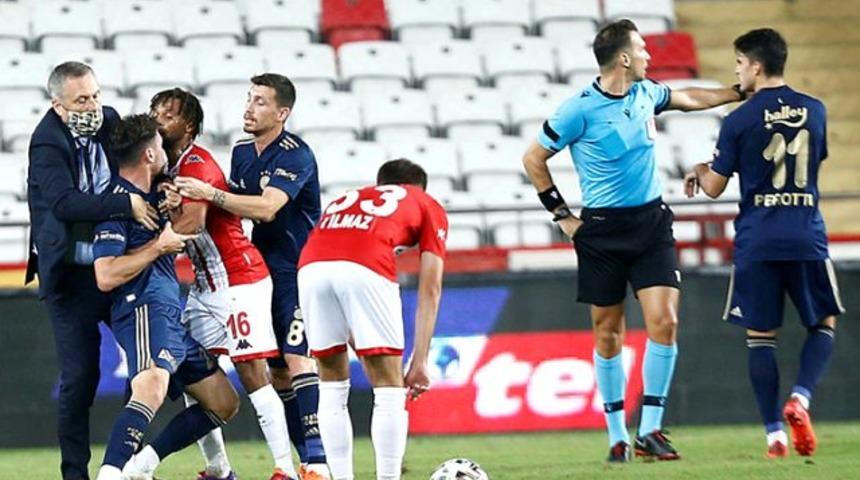 Kırmızı kart gören Sinan Gümüş'ü çıldırdı!