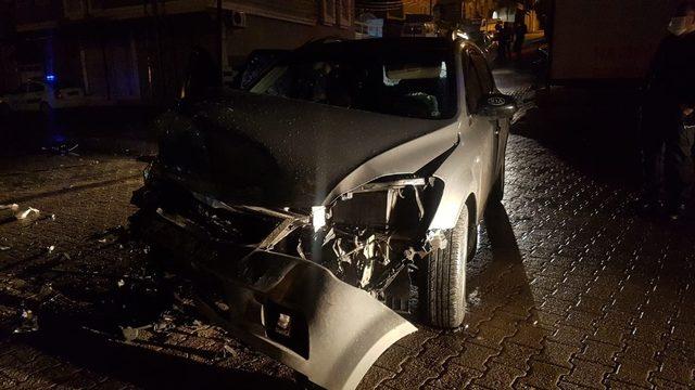 Hatay’da mülteci taşıyan araç polis ekibine çarptı