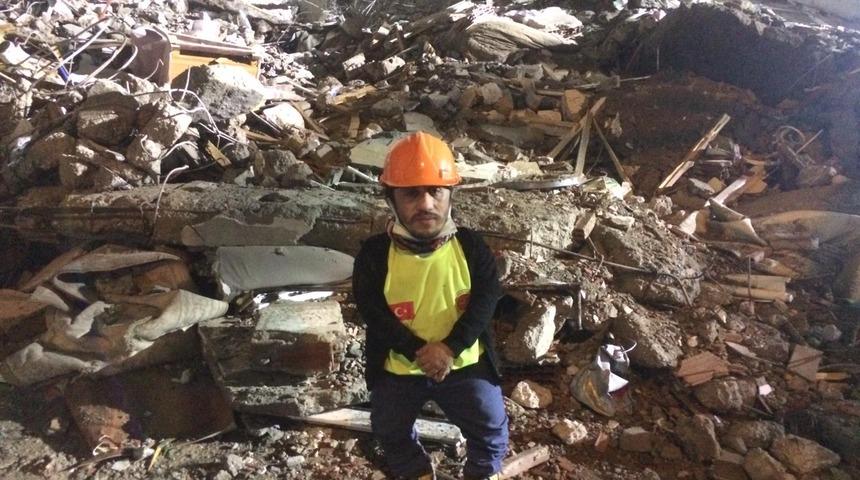 Boyu kısa ama yüreği kocaman... 4 gündür enkazda hayat kurtarma mücadelesi veriyor