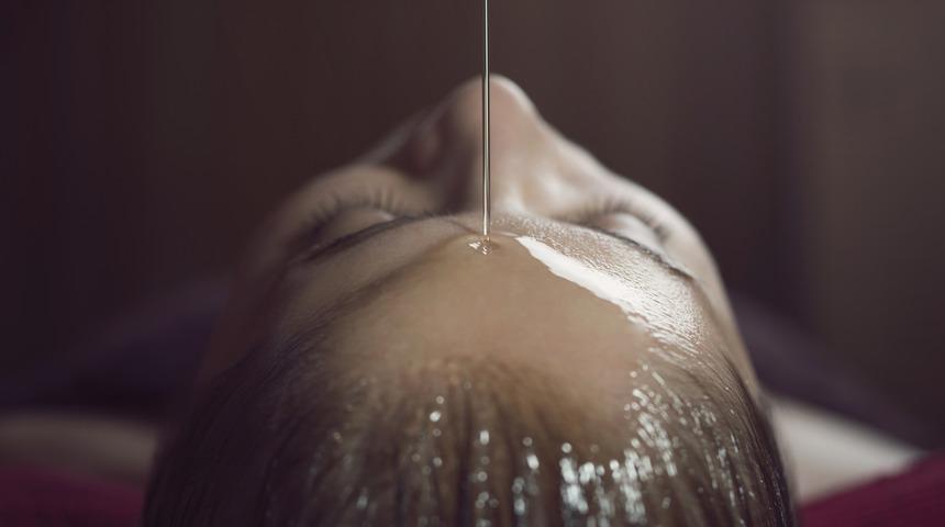 Baş ağrısıyla vedalaşın! Şakaklarınıza bu doğal yağı s&uuml;rerek... 