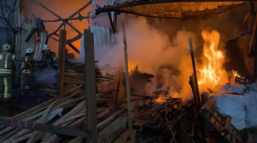 Çekmeköy'de ahşap malzemelerin satıldığı iş yerinde yangın