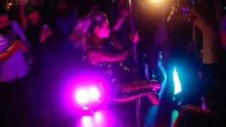 53'lük Yonca'dan nefes kesen direk dansı