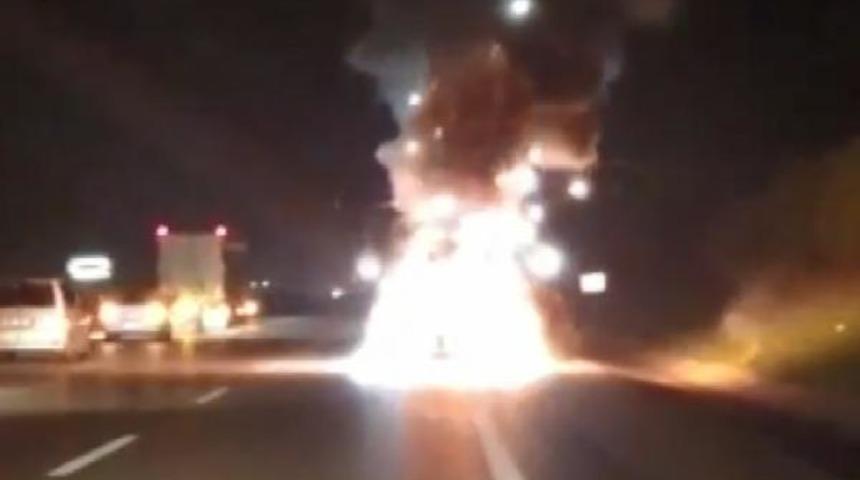 Son anda kurtuldular! Seyir halindeki otomobil alev topuna d&ouml;nd&uuml;