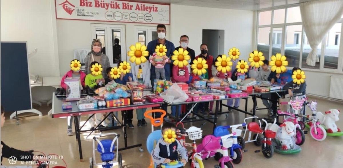 Korumaya muhta&ccedil; &ccedil;ocuklara oyuncak, bisiklet ve kitap desteği