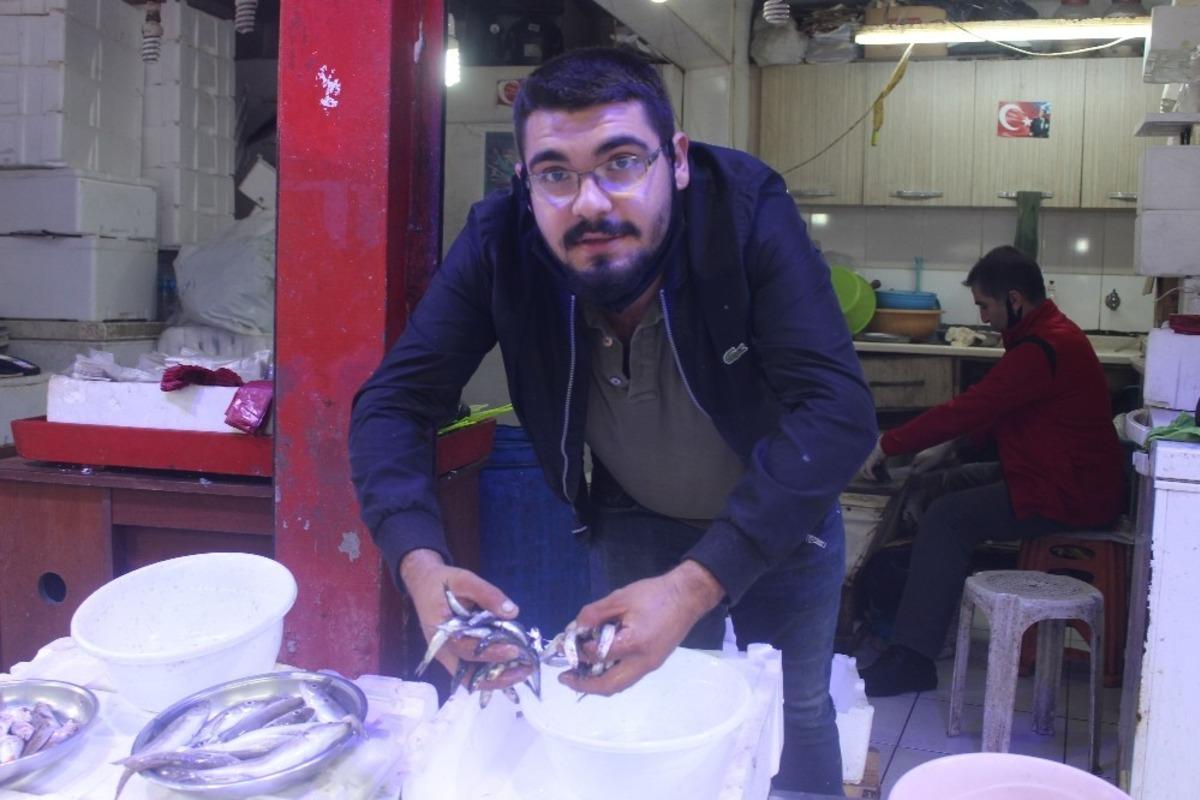 Giresun&rsquo;da yerli hamsi tezgahlarda yerini 20 TL&rsquo;den aldı