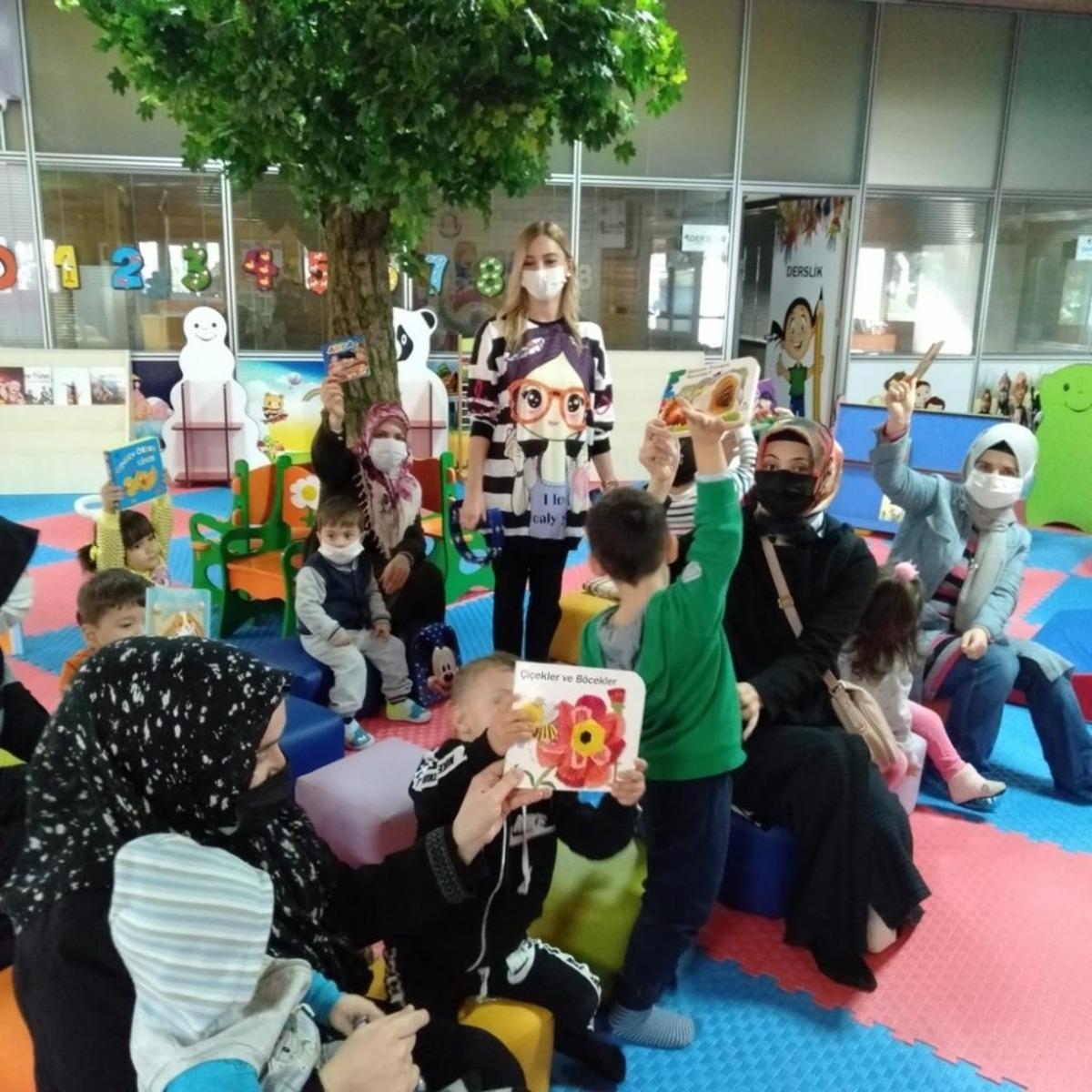 Bebek K&uuml;t&uuml;phanesi&rsquo;nde minikler kitapların i&ccedil;inde b&uuml;y&uuml;yor, etkinliklerle okuma bilinci kazanıyor